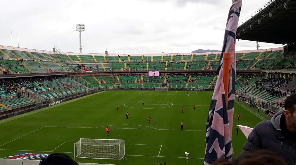 La bandiera rosanero è alta, ma lo stadio è ancora vuoto. Foto di Antonella La Mendola