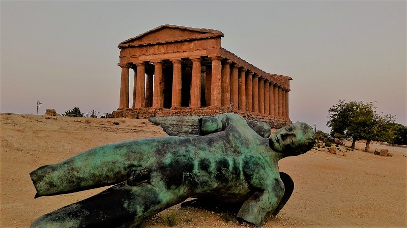 Tempio Agrigento Valle dei Templi con statua M