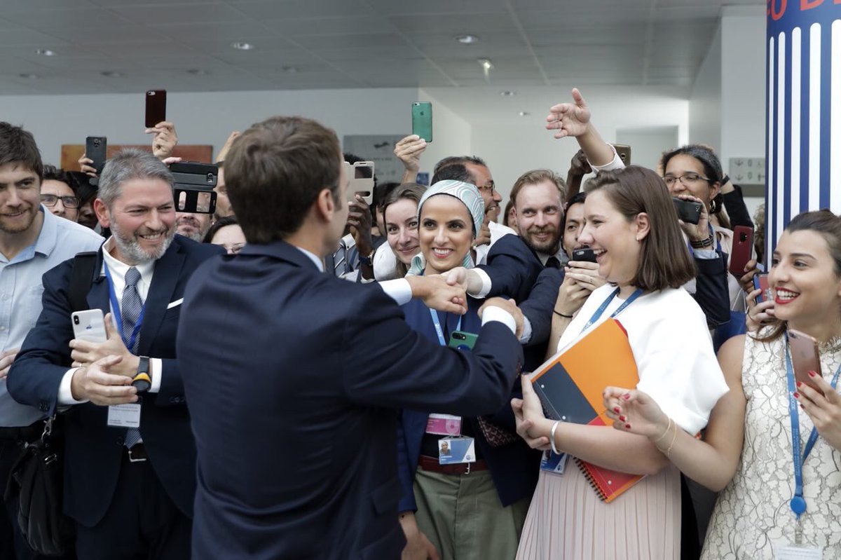 Macron, tra i suoi sostenitori. Foto lanciata  dal profilo Twitter del Presidente francese