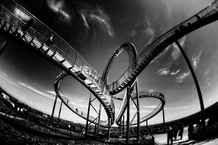 Ottovolante Roller Coaster foto di Mark Asthoff da unsplash