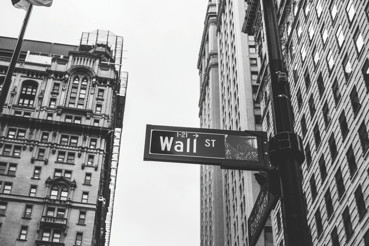 Wall Street foto di Chris Li da unspash