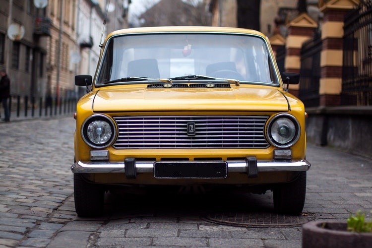 Lada 2101 un modello derivato della Fiat foto di John-Mark Smith tratta da Unsplash ST