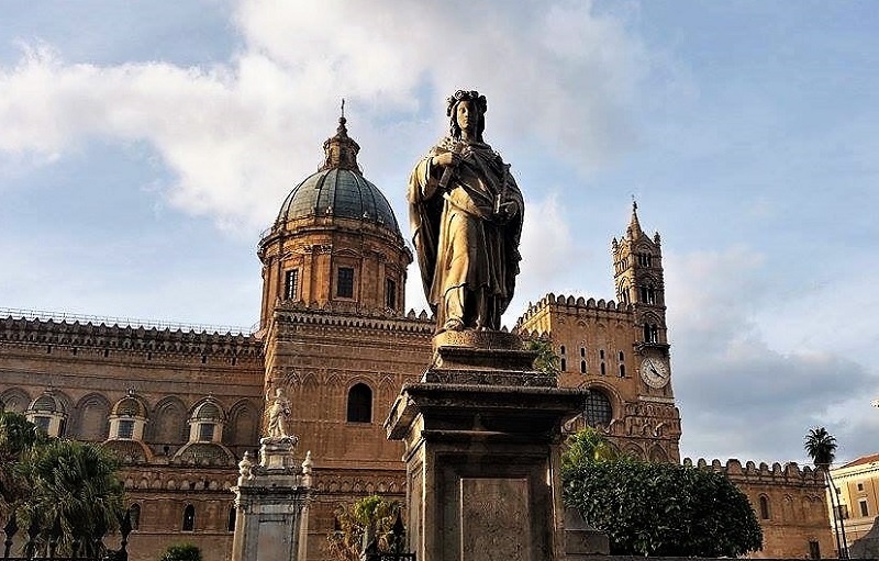 Santa Rosalia statua alla Cattedrale di Palermo foto di Giusi Andolina T zoom