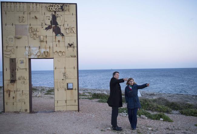 Lampedusa, Matteo Renzi e Giusy Nicolini alla "Porta d'Europa", alcuni anni fa.