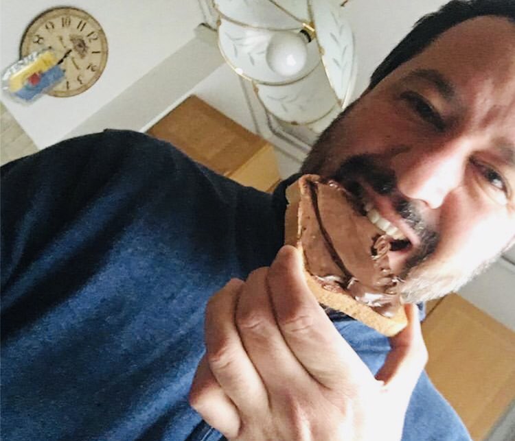 Salvini mangia nutella