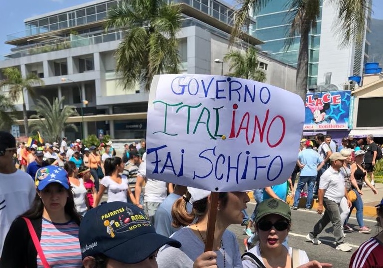 Cartello in Venezuela: "Governo italiano fai schifo", erano i tempi del fgoverno giallo-verde. Ma adesso?