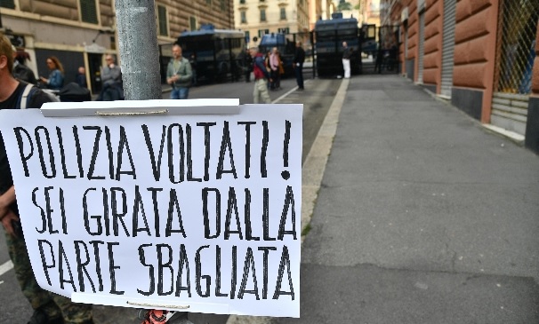 Polizia voltati sei dalla parte sbagliata