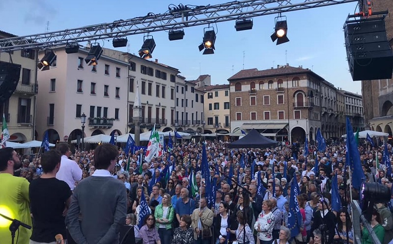 Carlo Calenda in un comizio per le europee del 2019