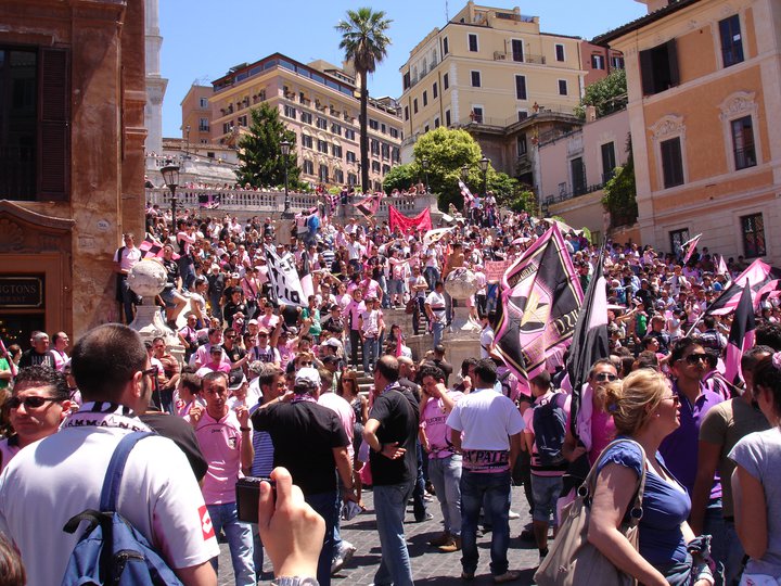 Tifosi rosanero a piazza di Spagna Roma maggio 2011