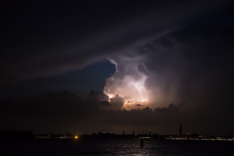 Tempesta a Venezia di Riccardo Chiarini da unsplash