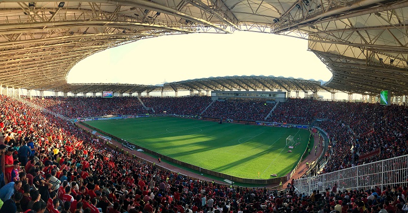 Folla in una partita di calcio campionati vanno sospesi causa del coronavirus