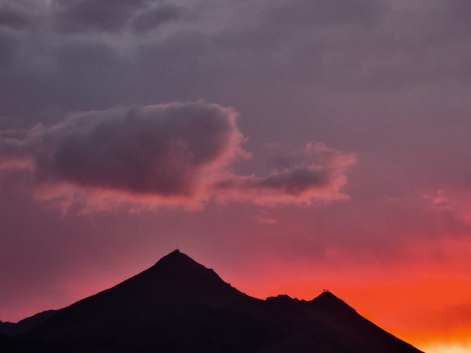 Politica Schizofrenica della Regione siciliana Monte cuccio con tramonto