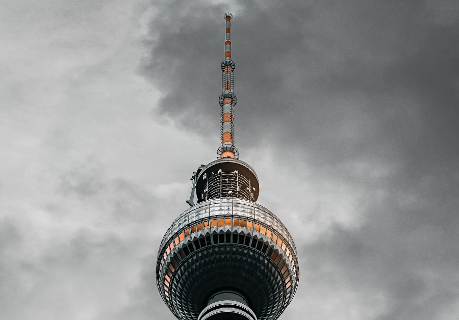 Sputnik vaccino e disinformazione torre TV a Berlino Est