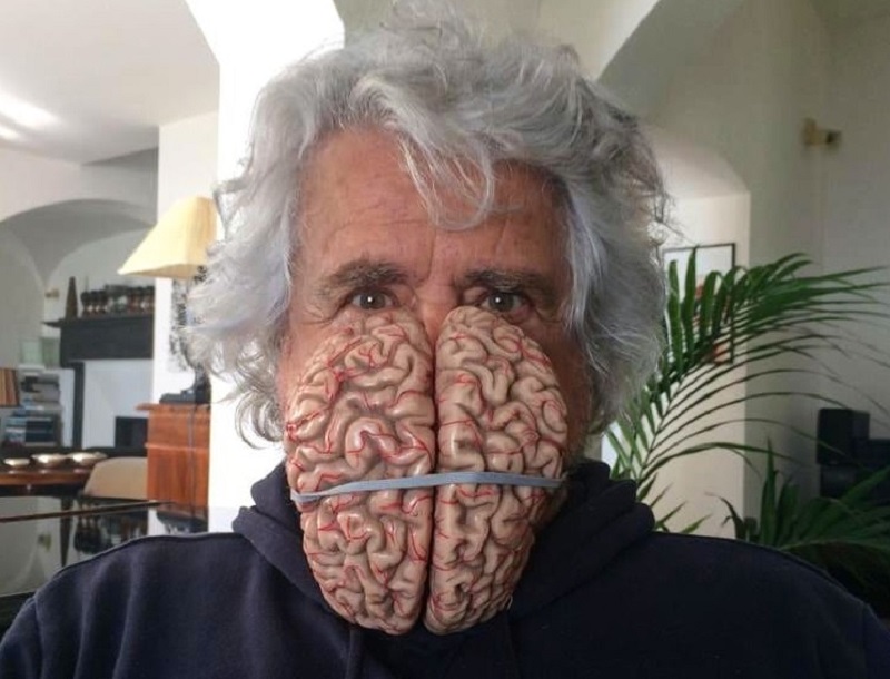 Beppe Grillo con cervello foto tratta dalla sua pagina FB