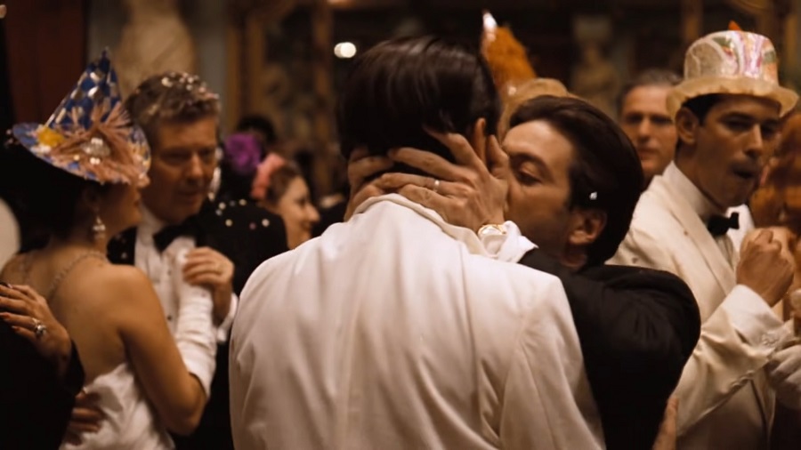 I mafiosi si baciano Michael bacia Fredo nel film Il Padrino M