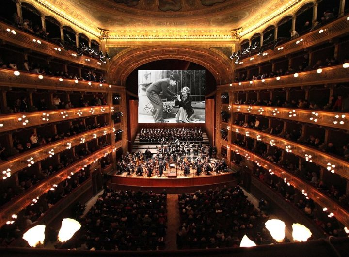 Teatro Massimo con Luci della Città schermo M