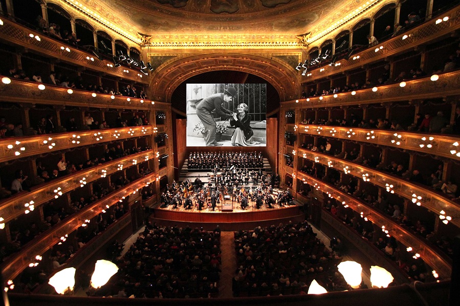 Teatro Massimo con Luci della Città schermo M