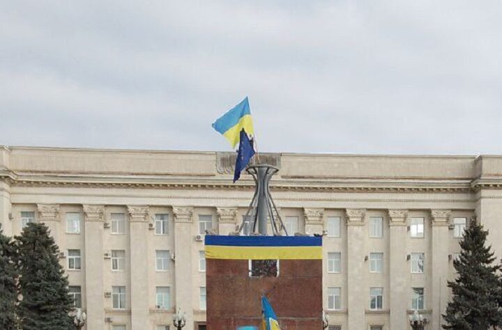 Kherson bandiera ucraina sul palazzo del governo regionale 11 nov 2022 M