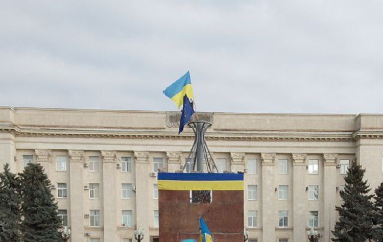 Kherson bandiera ucraina sul palazzo del governo regionale 11 nov 2022 M