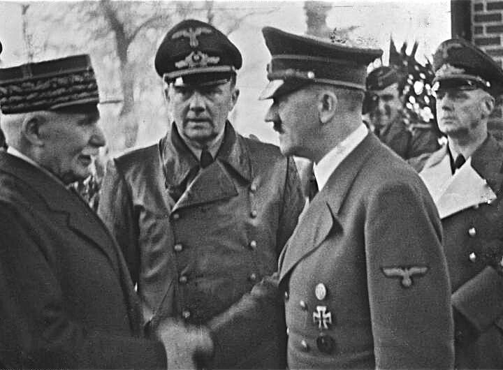 La propganda di Hitler e Putin nella tv italiana Hitler stringe la mano a Petain