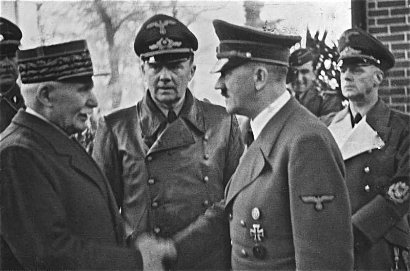La propganda di Hitler e Putin nella tv italiana Hitler stringe la mano a Petain