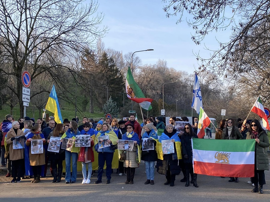 Resistere per Esistere manifestazione a Milano M